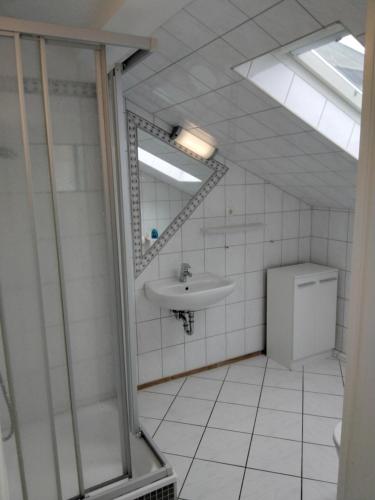 a bathroom with a sink and a mirror at Ferienwohnung Neptun am Brunnenplatz Zentrum in Büsum