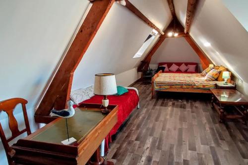 una camera mansardata con letto e tavolo di Maison spacieuse 50 m de la plage a Ouistreham