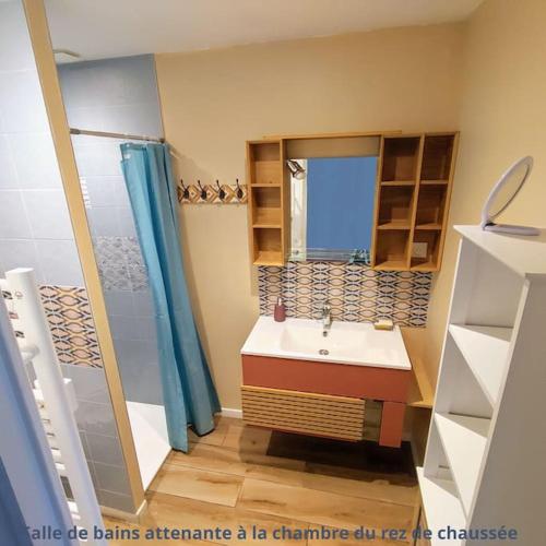 une salle de bain avec une baignoire, un lavabo et une douche dans l'établissement Maison spacieuse 50 m de la plage, à Ouistreham