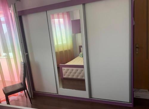 einen großen Spiegel in einem Zimmer mit einem Bett in der Unterkunft Besmir in Pristina