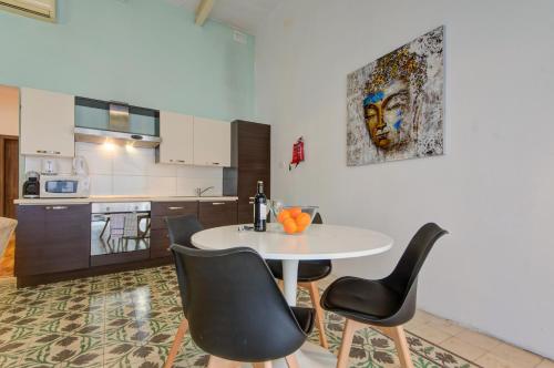 Una cocina o kitchenette en Sapphire Residences - Apartments & Penthouse In Central Sliema By Shortletsmalta