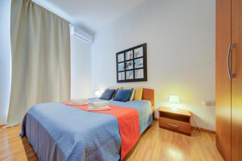 Una cama o camas en una habitación de Sapphire Residences - Apartments & Penthouse In Central Sliema By Shortletsmalta