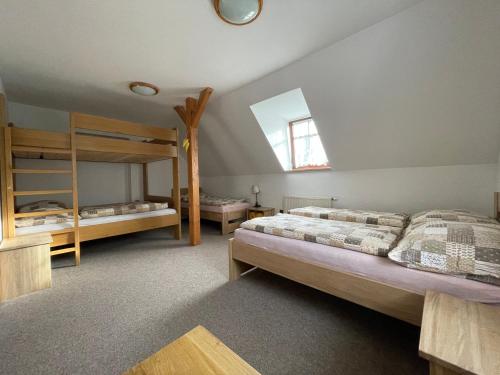 En eller flere senge i et værelse på Chalupa 101