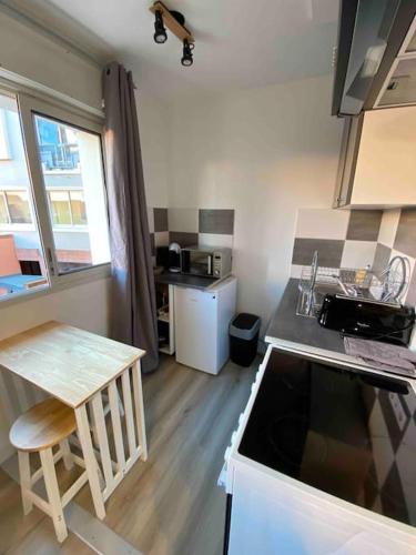 - une petite cuisine avec une table et un comptoir dans l'établissement Le Jean Jaurès Studio cosy Parking, à Toulouse