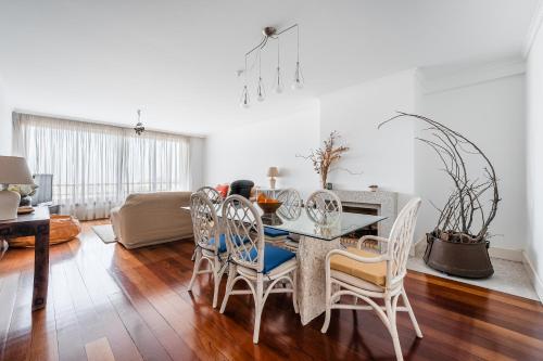 uma sala de jantar com mesa e cadeiras em Farol View em Leça da Palmeira