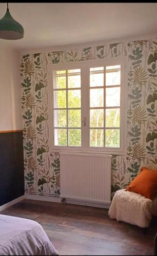 - une chambre avec une fenêtre et un lit dans une pièce dans l'établissement Maison cocooning près du centre d'Avignon, à Avignon