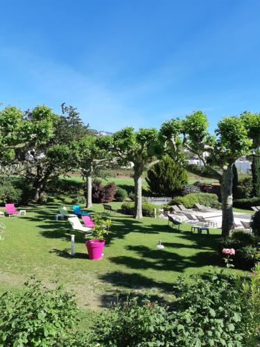 Κήπος έξω από το Logis Auberge Saint Simond