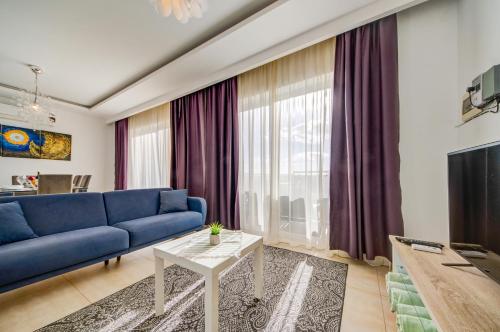 Телевизор и/или развлекательный центр в Exceptional Tigne Seafront Apartments by Shortletsmalta