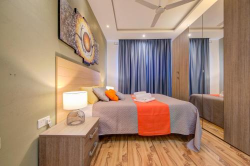 Кровать или кровати в номере Exceptional Tigne Seafront Apartments by Shortletsmalta