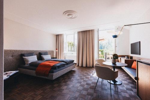 een hotelkamer met een bed en een tafel en stoel bij IN2 BnB in Solothurn