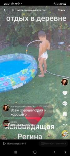 un bébé dans une couche debout à côté d'une piscine dans l'établissement Bogema house, à Ovcha Mogila