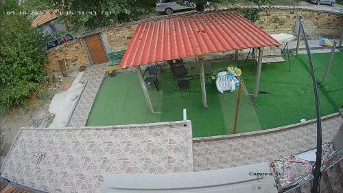 - une vue sur un parcours de minigolf avec un toit rouge dans l'établissement Bogema house, à Ovcha Mogila