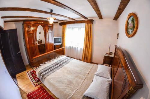 a bedroom with a large bed in a room at Casa Veche in Măldăreşti