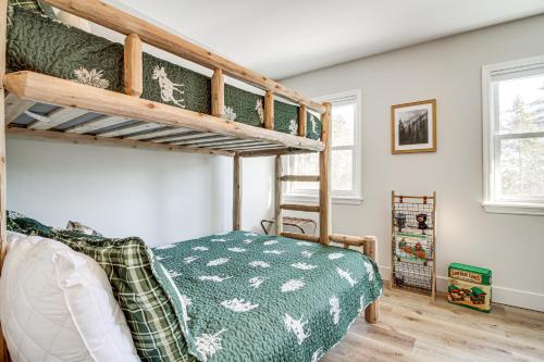 Ένα ή περισσότερα κρεβάτια σε δωμάτιο στο Peaceful Lake George Getaway - 3 Mi to Beach!