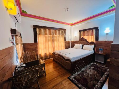 - une chambre avec un lit dans un dortoir doté de parquet dans l'établissement Hotel Swargalok, à Pānigata
