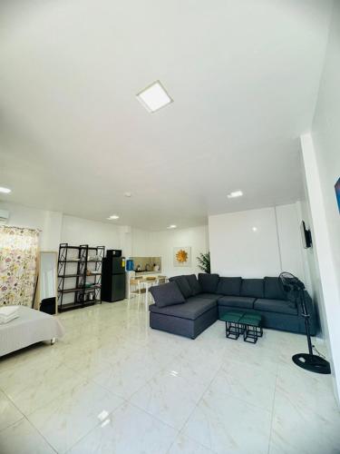 Ruang duduk di Studio Style Furnished apartment