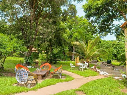 Taman di luar Encanto do Parque Hospedagem