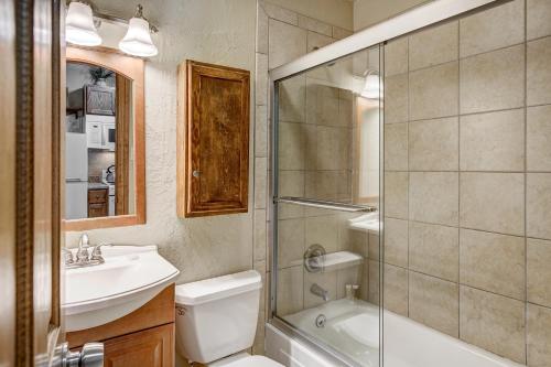 ein Bad mit einem WC, einem Waschbecken und einer Dusche in der Unterkunft Comfy, Corner Unit with Lots of Light! Onsite Hot Tubs, Large Firepit Walk to Main St Breck PM8B in Breckenridge