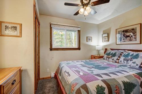 1 dormitorio con 1 cama y ventilador de techo en Comfy, Corner Unit with Lots of Light! Onsite Hot Tubs, Large Firepit Walk to Main St Breck PM8B, en Breckenridge
