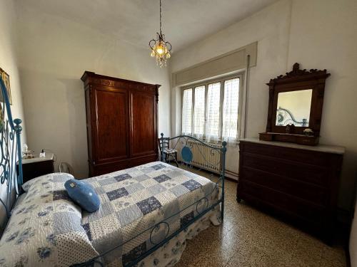 um quarto com uma cama, uma cómoda e um espelho em Casa Valentina em Capannori