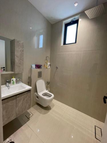 La salle de bains est pourvue de toilettes et d'un lavabo. dans l'établissement مخطط القصر أو وادي مذينب ، خلف جرير, à Médine