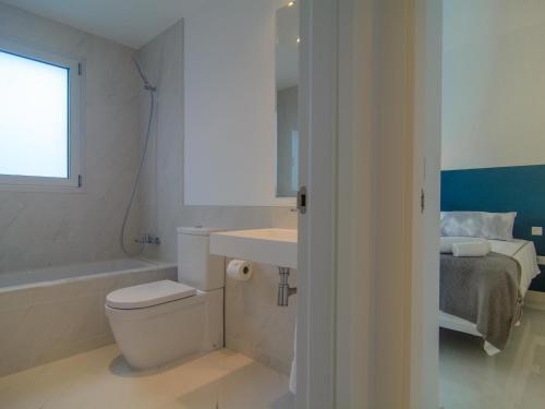 Brand new apartment in Belaire, pools, garden