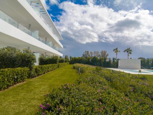 Brand new apartment in Belaire, pools, garden