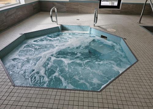 uma banheira de hidromassagem com água gelada na casa de banho em Vittoria Hotel & Suites em Cataratas do Niágara