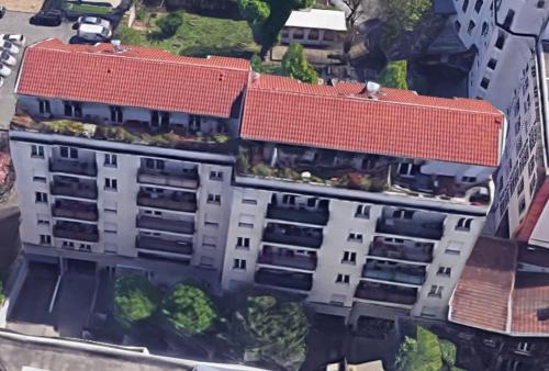 une vue de tête d'un bâtiment avec des toits rouges dans l'établissement Appartement Lyon, à Lyon