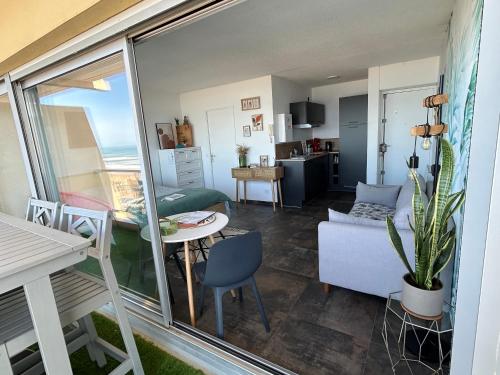 un salon avec un canapé et une table dans l'établissement Superbe vue à 180° sur l'océan, à Lacanau