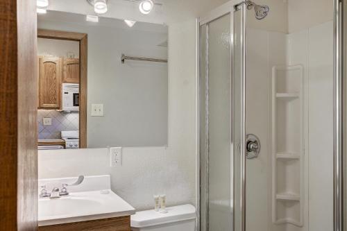 bagno bianco con lavandino e doccia di Updated Bath, Tile Flooring, Convenient Location, Wi-Fi, Hot Tubs and Firepit PM3C a Breckenridge