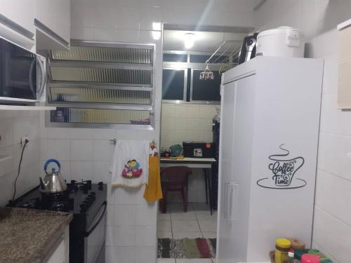 Kuchyň nebo kuchyňský kout v ubytování Pitangueiras proximo do mar