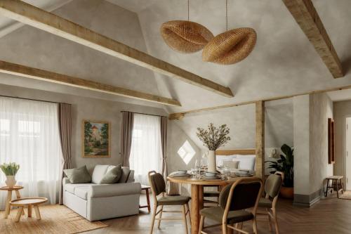 uma sala de estar com uma mesa e um sofá em Spīdalas nams em Cēsis