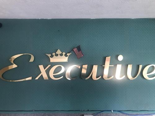 Una señal para un restaurante con una corona. en executive inn & suites, en Lufkin