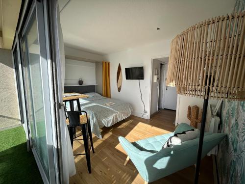 Μια τηλεόραση ή/και κέντρο ψυχαγωγίας στο Cosy studio avec vue sur l'océan
