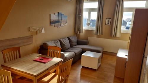 - un salon avec un canapé et une table dans l'établissement Villa Seegatt Wohnung 008, à Norderney