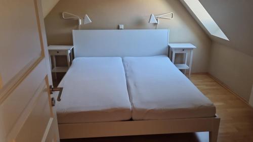 - un lit avec deux lampes au-dessus de la chambre dans l'établissement Villa Seegatt Wohnung 008, à Norderney