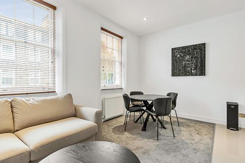 Гостиная зона в A One-Bedroom Apartment Situated In Central London