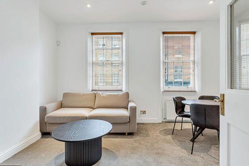 Гостиная зона в A One-Bedroom Apartment Situated In Central London