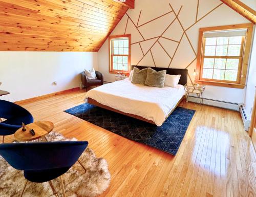 1 dormitorio con cama y techo de madera en Lake, Kayaks & Sauna - Family & Wellness en Otis