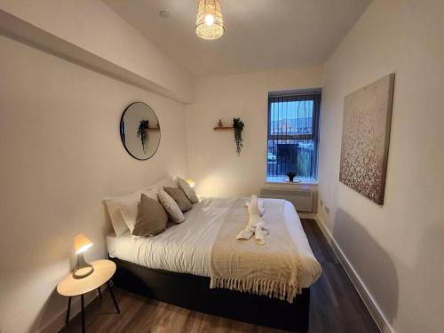 - une chambre avec un lit avec un animal rembourré dans l'établissement ApartHotel Flat 2 - 10 min to centre by Property Promise, à Cardiff