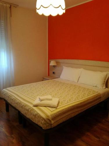 Un pat sau paturi într-o cameră la Albergo Mezzolago