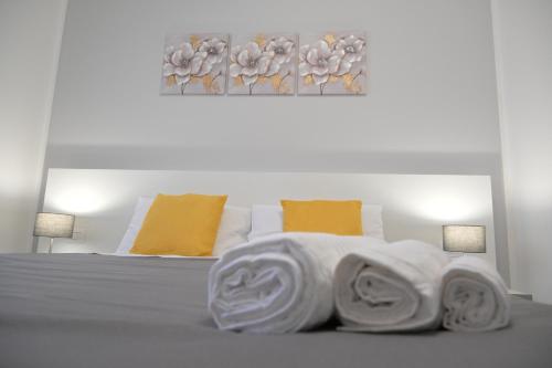 a bedroom with a bed with towels on it at Da 'Nfacci Affittacamere in Carini