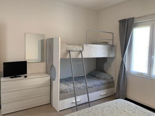 1 dormitorio con litera y TV en VILLA BOEL Bergamo, en Ponteranica