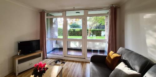 Uma área de estar em Large Bright Apt with Balcony South Dublin City