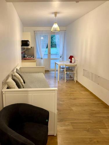 un salon avec un canapé et une table dans l'établissement Location Studio, Lyon-la Mulatière, à La Mulatière