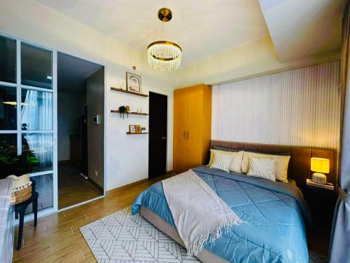 1 dormitorio con 1 cama grande en una habitación en The Palladium Iloilo near Convention Center Studio unit with private balcony, en Iloilo City