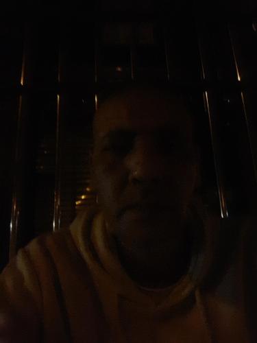 Ein Mann steht in einem dunklen Raum in der Unterkunft Adrare in Agadir