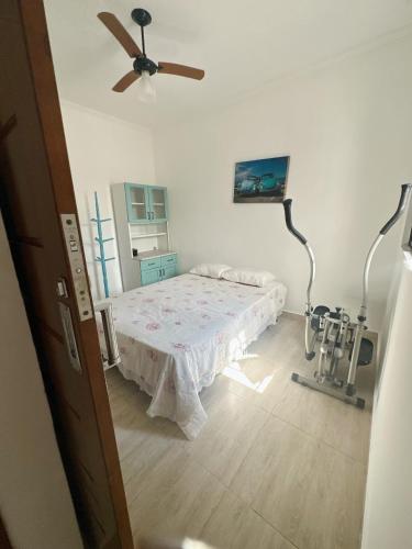 Habitación hospital con cama y ventilador de techo en Casa com Churrasqueira próx a Praia das Astúrias, en Guarujá
