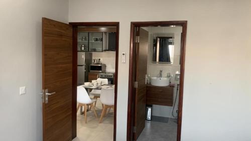 Η κουζίνα ή μικρή κουζίνα στο Aqua view Bijilo